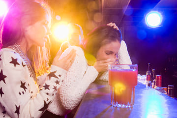 Две девушки сидят за барной стойкой