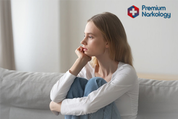 Лечение мефедрона девушка сидит на диване